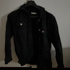 Svart jeans jacka - gott skick 🖤