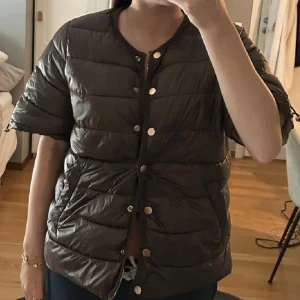 Vår/höst jacka  - Säljer denna kortärmade jacka från Coster Copenhagen. Nästan oanvänd och den går att ha åt två olika håll⭐️Super fin nu till hösten!! 