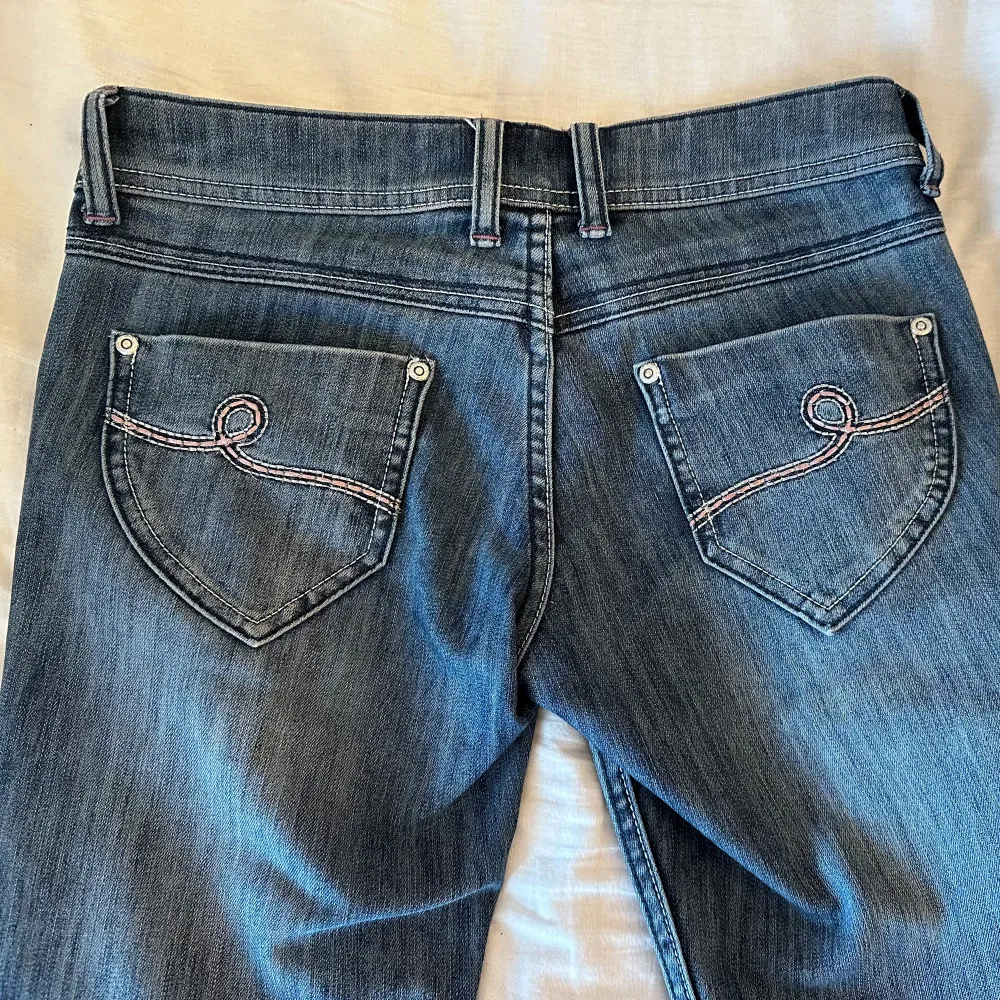 Jättefina lågmidjade jeans utsvängda , midjemått 37 rakt över innerbenländ ca 77 cm💘💘💘. Jeans & Byxor.