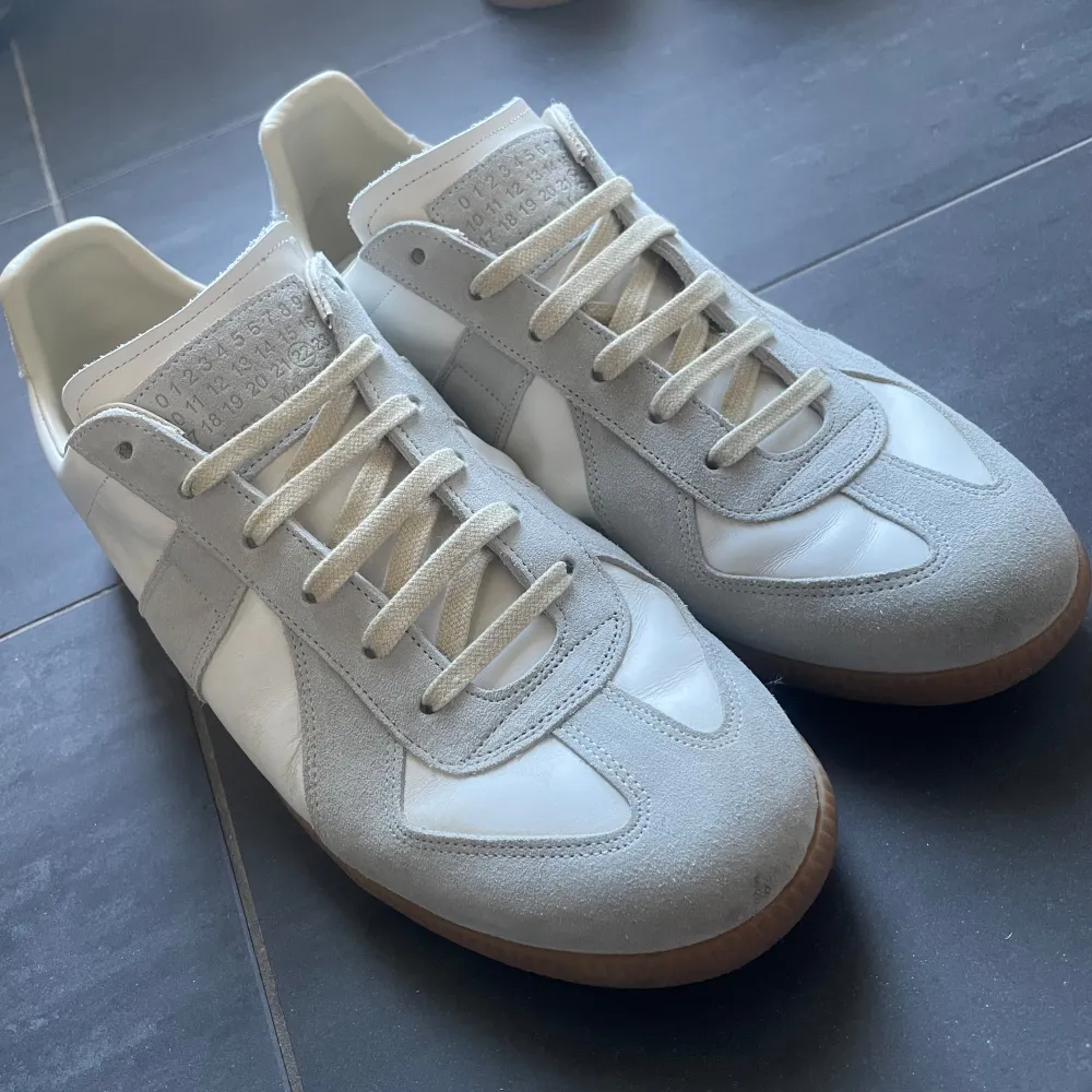 Maison margiela gats köpta från GRAILED. I princip oanvända som man ser i bilden, låda och annat medföljer. Skriv vid funderingar! Pris kan diskuteras, snälla inga lowballs🙌. Skor.