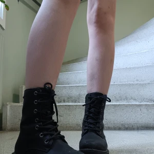 Vattentäta Kängor - Använda en gång, storlek 34 men jag på bilden har storlek 36/37 och dom är lite försmå för mig. Vattentäta. Nyskick.