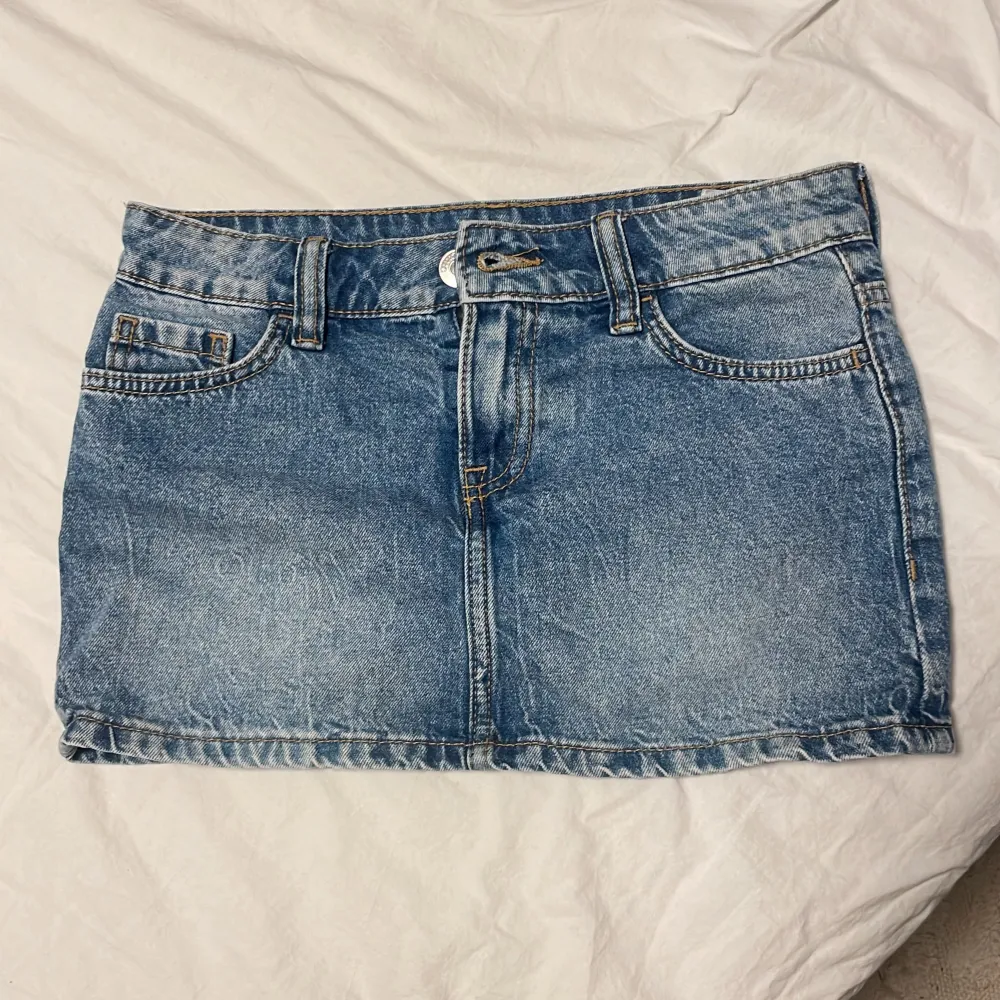 Säljer nu min super fina jeans kjol från hm storlek 32. Kjolar.