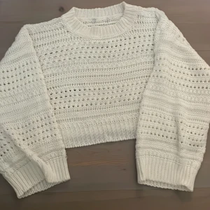 Snygg stickad tröja! -  Stickad tröja som jag köpt på en marknad i Spanien!🇪🇸 Snygg till jeans eller kjol! Storleken skulle jag säga är mellan xs-m, jag vet inte då lappen inte längre finns kvar. Den är använd men ser ut o va i nyskick, kjolen hittar du i tidigare inlägg!😇🥰