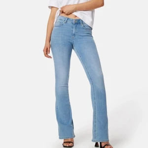 Only jeans bootcut  - Säljer dessa supersnygga jeansen då jag inte använder dem längre, dem är som nya🌸 Köpta för 549 säljs för 300🌸dem är väldigt stretchiga och passar mig som är ca 163