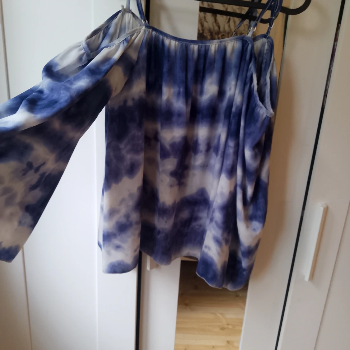 Blå och vit blus med batikmönster - 90