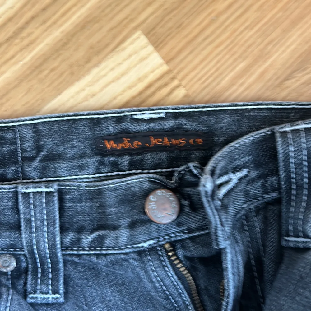 Säljer dessa gråa nudie jeans passar på xs-s. Säljer dem då de inte kommer till andvändning.. Jeans & Byxor.