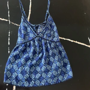 Topp - Säljer denna jättesöta toppen i storlek 38 pågrund av att den har blivit för liten för mig💙