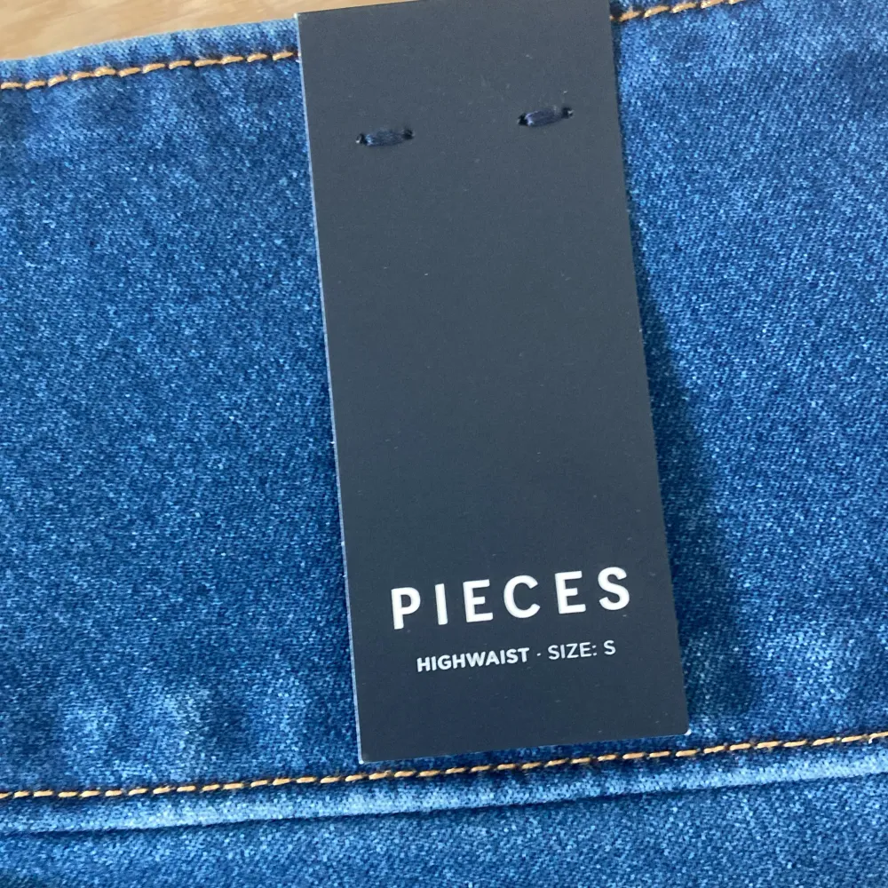 Ett par helt oanvända jeans med prislappen kvar från märket pieces. Jag sätter priset som står på prislappen som pris men det går självklart att få det billigare :) 🫶. Jeans & Byxor.