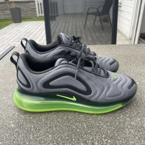 Nike Air max 720 - Skit feta neon 720, går för runt 2500-3500kr på ebay och stockx. Använda enstaka gånger, box tillkommer inte. Skriv om ni har några frågor 