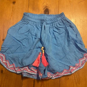 Sommarshorts - Fladdeiga sköna shorts slm är köpta på en marknad utomlands, andrig använda.