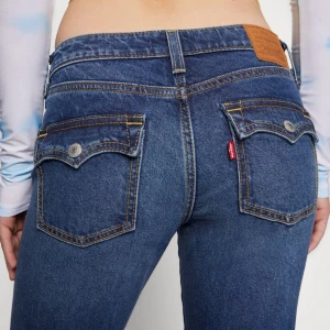 Levis Noughties Boot - Low waisted bootcut jeans från Levis. Strl 28/34, dessa är små i storleken så dom passar dig som är W26/27 Nypris 1395kr, slutsålda på hemsidan