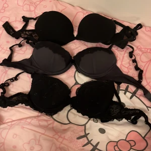 Bh - 3 bh säljer tsm Alla från H&M  2 är Eur 75A, en kan man inte se framsidan av lappen (den som e grå men svart på toppen) men skulle gissa den också är 75A. Har haft dom här och typ testat den 1 gång, men inte använt annars