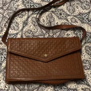 By Malina Leather Envelope Bag - Knappt använd, i väldigt fint skick.😊ord. Pris 2999kr