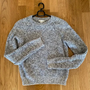 Stickad tröja  - Varm och skön tröja. Fin skick i strl xs