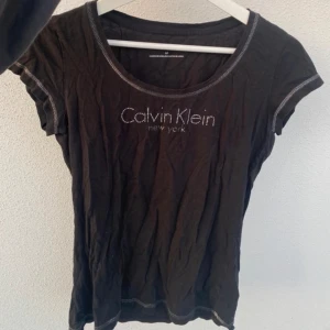 Calvin Klein T-shirt  - Svart Calvin Klein T-shirt med silver detaljer 😇