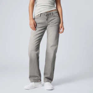 Weekday arrow low - Skit snygga grå jeans som tyvärr har blivit för små. Storlek 27/34, perfekt längd på mig som är 172. Kostar 600 från början men säljer för 300❤️ tveka inte att höra av dig om det är några frågor❤️ säljer även i svart och blå