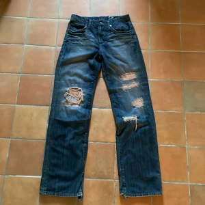 Tundra Costum Jeans - 30 midja, 32 längd (Midwaist) Straight fit  Aldrig använda/direkt ur paketet Tundra costum jeans importerade från USA (kvitto o konfirmation på köpet finns om man är intresserad) 2400 ordinare pris