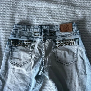 Lågmidjade jeans  - Säljer de här snygga lågmidjade jeansen med rak/skinny passform. Skriv om ni har några frågor!🫶💖Pris kan diskuteras.