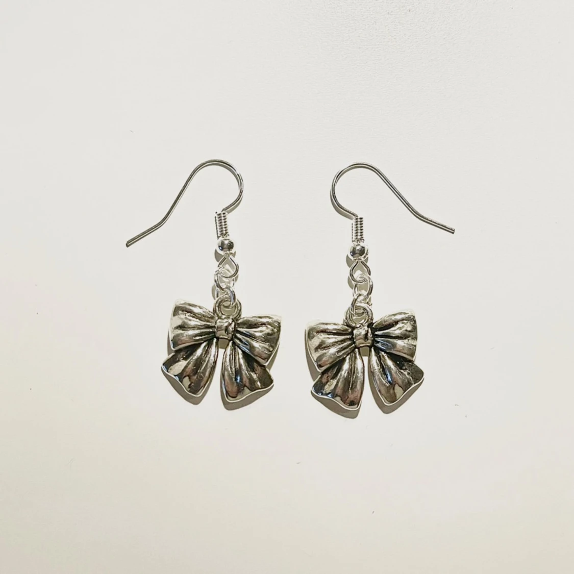 Söta silverörhängen med rosett