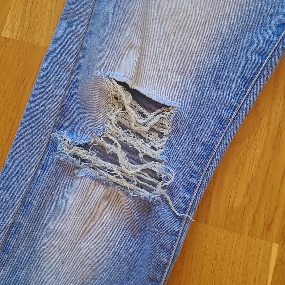 Supersnygga håliga jeans från KappAhl i storlek 170. Köparen står för frakten. . Jeans & Byxor.