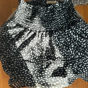 Söt kjol - Så söt och sköön kjol, det är bra skick på kjolen, storlek xs men passar även för er med storlek 38 då den är väldigt strechig 