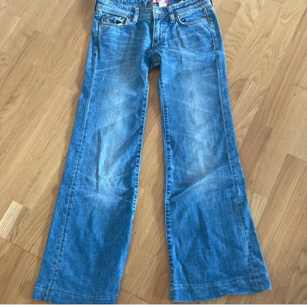 Säljer dessa fina jeans då de inte kommit till användning! Jag skulle säga att dom är i storlek S/M, Dom är lite för långa för mig som är 159 så dom passar någon som är lite längre, De är ifrån flary och är lågmidjade bootcut Skriv om ni är intresse❤️. Jeans & Byxor.