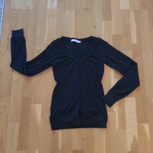 Topp - Söt topp från Cue i storlek S. Kan fraktas men köparen står för frakten 💗