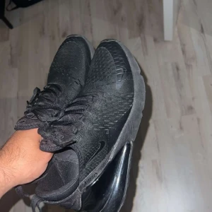 270 nike skor helt svarta - Helt okej skick, har pump och ett litet hål bara men annars så är dem på jättre bra skick