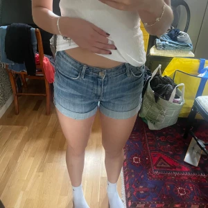 Jeansshorts lågmidjade - Skitsnygga jeansshorts från Hm. Storlek 26 men passar mig som brukar ha 27/28.