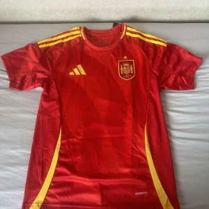 Spanien hemmaställ euro 2024 fotbollströja  - Säljer fotbollströjor under retail, vi har ett större utval pa vär instagram Jerseysidan.