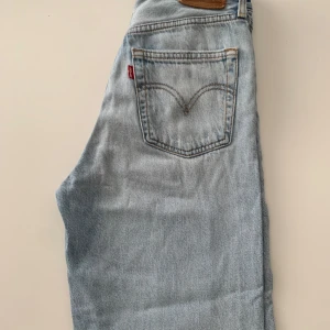Levis high rib jeans - Säljer mina ljusblå Levis jeans i strl 25/30. Jättefint skick! 400kr