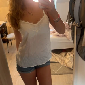 Linne - Söt och skönt linne som är lätt att matcha! Lite genomskinlig men jag tycker att det är rätt så snyggt. Säljer då jag har många liknande redan! Priset kan diskuteras!❤️