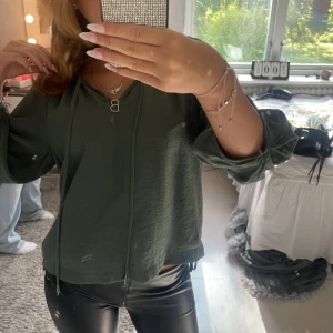 Grön blus  - Så himla fin!!! Tycker inte färgen passar mig, därav säljer jag💕