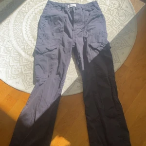 Mörkblåa Jeans/Cargo pants - Mörkblåa byxor från Zara Storlek 34, Passar M   Möts bara upp🎀