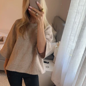 Stickad t shirt - Superfint stickad t shirt, fint skick. Tröjan är u märket peppercorn liknar den från & other stories💕