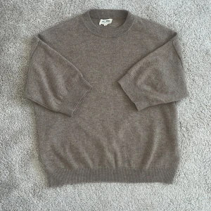 Så fin stickad t-shirt från soft goat - Så fin stickat soft goat tröja som knappt är andvänd 100% karsmir köpt för 2500kr och är i en jätte fin ljusbrun färg ( ljusare i värkligheten än på bilderna) säljer för att den är för stor så har inga bilder på,men finns på hemsidan💗