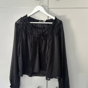 Blus ifrån Na-Kd - Superfin blus som tyvärr inte kommer till användning längre. Fint skick och inga defekter💗