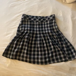 randig kjol - En randig skjol köpt från Lindex för länge sen men har inte kommit till användning. Storlek 134/140 men ungefär xs/xss. Köpt för 199 men säljer för 50.