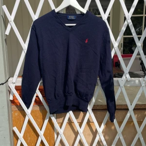Polo sweatshirt - Tja säljer min polo sweatshirt, säljer den för att den har blivit för lite, jag är 178.