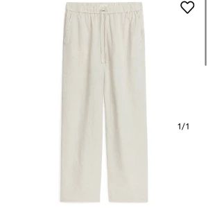 Arket linnebyxor - Säljer mina superfina linnebyxor från arket då dem inte kommit till användning eftersom jag upplever att dem är för kort på mig som är 175 :) köpt för 690kr och säljer för 400kr, skriv för fler bilder 🩶🤍