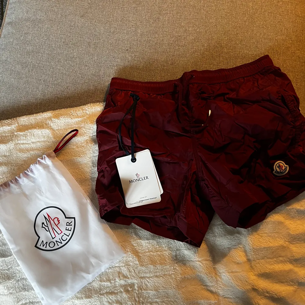 Riktigt schyssta Röda Moncler badshorts, använda en gång.  Säljer för dem var för små.  Storlek Medium. Nypris 3 390kr Mitt pris: 2000kr. Övrigt.