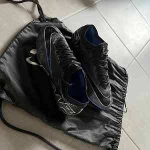 Nike mercurial vapor 15 elite(1299kr)strl 41 - Detta är ett par fotbollsskor som inte alls är speciellt slitna och i ett skick 9/10. Köpte de för 2999kr för 2 månader sedan och använt i 1,5 månad sen blev de för små. Det är 26 cm innermått och passar en fot som inte är jätte bred. Utmärkta skor.