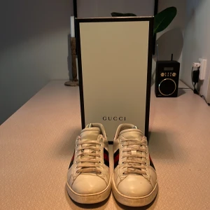 Gucci ace - Gucci ace i storlek 43 låda följer med. Fraktar på köparens bekostnad eller möts upp i vasastan/östermalm. Nypris ca 7000kr. Skriv om ni vill ha fler bilder eller har några funderingar.