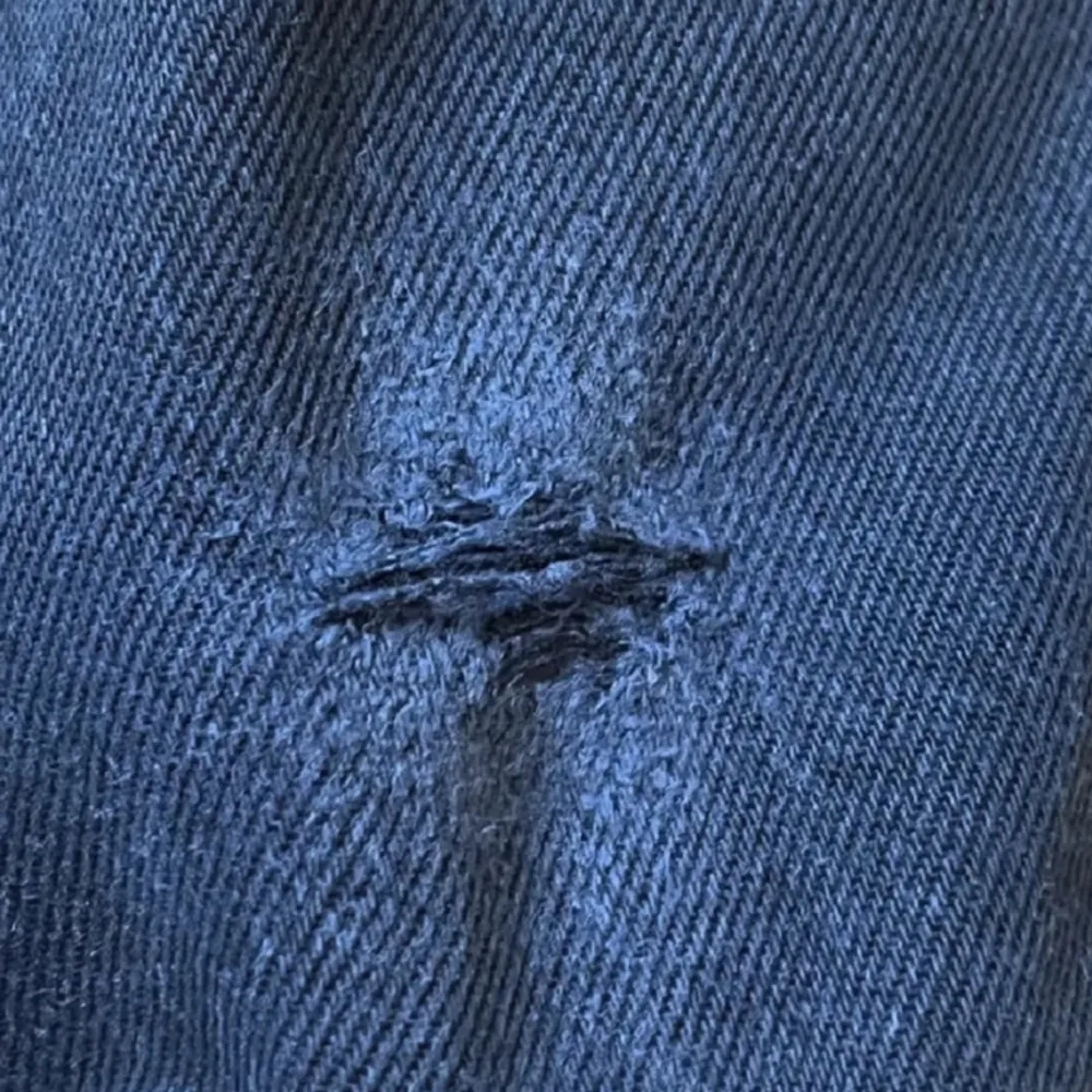 Svarta jeans från Levis i storlek 32/34. Använt och litet hål på ena knät men annars i bra skick!. Jeans & Byxor.