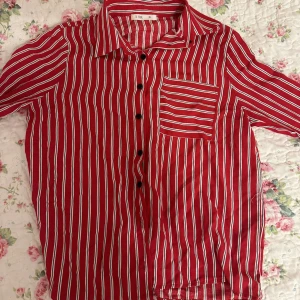 Randig skjorta - Röd, vit och svart randig skjorta i bra skick.  