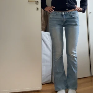 Bootcut jeans  - Bootcut jeans som är i nyskick. Storlek 152 men väldigt stretchiga och passar om man brukar ha xs i jeans. Frakt ingår ej och jag står ej för postens slarv💕