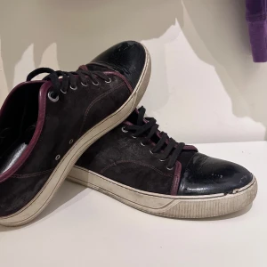 Lanvin - Ett par lanvin ganska använda! Ny pris 4000. Om ni vill så går det att fixa så skrorna blir mer fräscha och rena  för 300 extra ( hanteras av en skomakare ) 