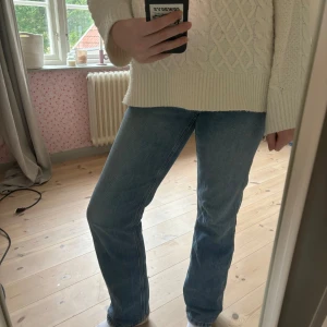 Jeans från weekday - Pin mid straight jeans i storlek 29/32 från weekday. Köpta för 560kr men säljer för 200kr, går att pruta. 
