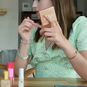 Grön t shirt gina tricot  - Grön t shirt från gina tricot❤️ använd 1 gång❤️ helt ny pris kan diskuteras, Fler bilder kontakta mig privat💕pris kan diskuteras 