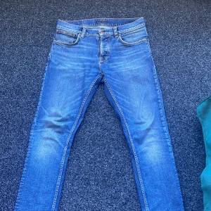 Nudie jeans  - Nudie ”grim Tim” extreemt feta och mycket bra skick😊 kostar 1600kr nya